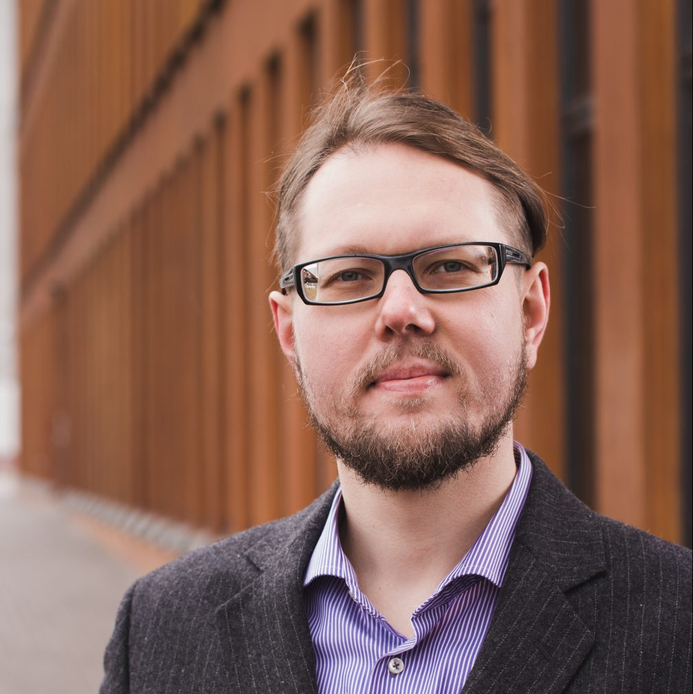 Kirjanik loeb. Vahur Afanasjev