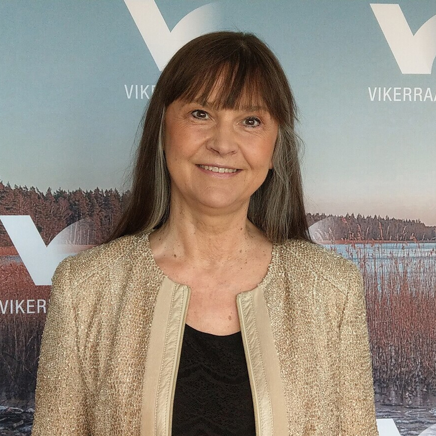 Kirjanik loeb. Kärt Hellerma