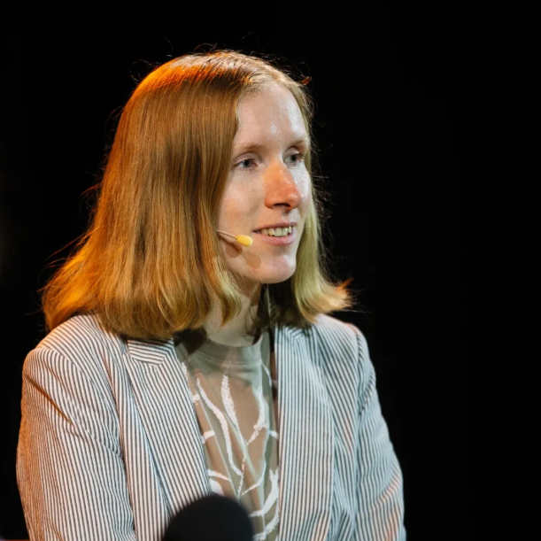 Kirjanik loeb. Janika L&auml;&auml;nemets