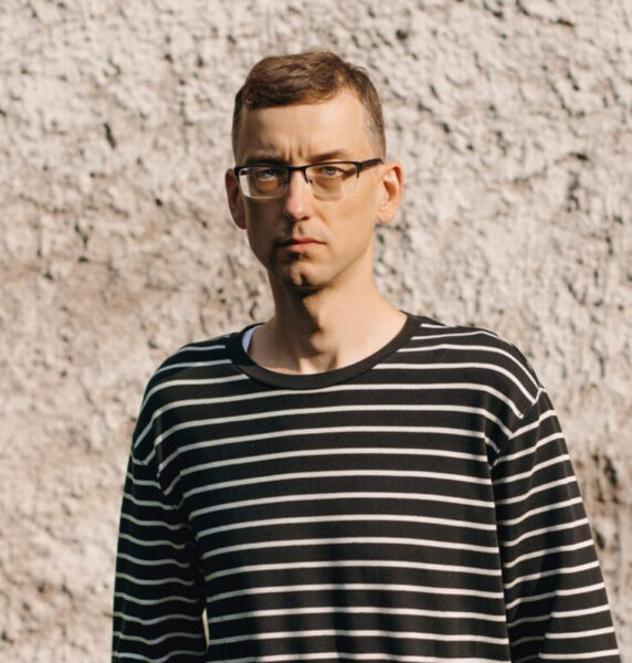 Kirjanik loeb. Kivivalgel