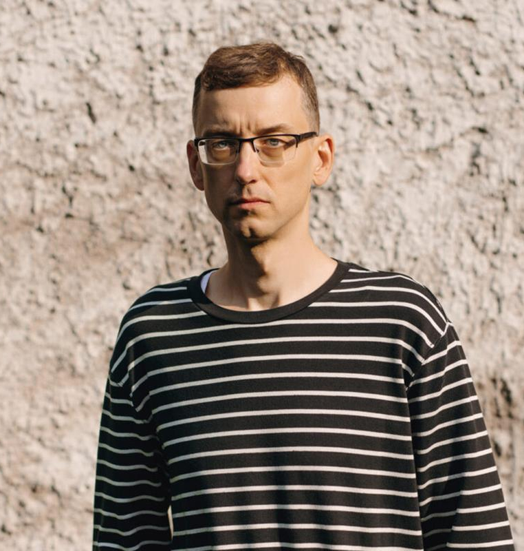 Kirjanik loeb. Kivivalgel
