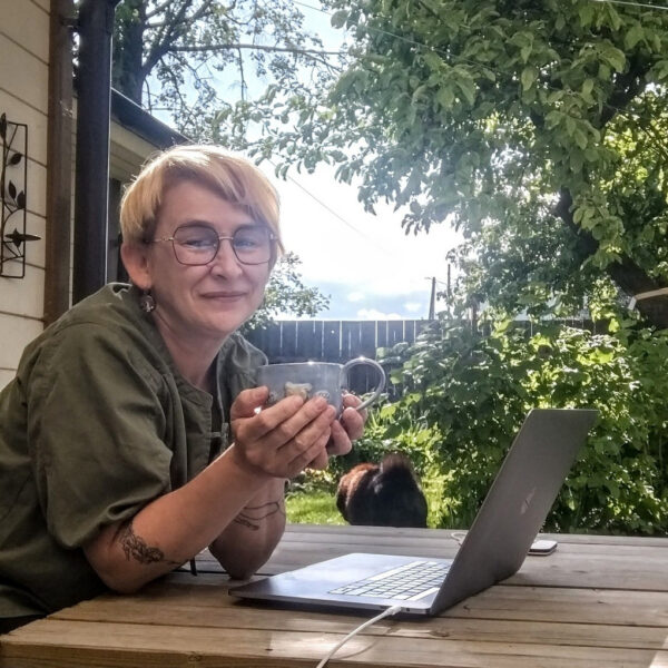 Kirjanik loeb. Marge Pärnits