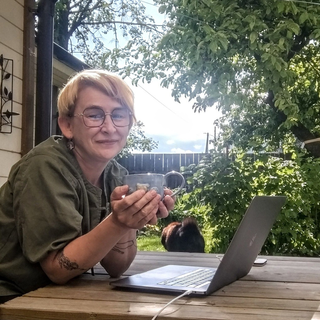 Kirjanik loeb. Marge P&auml;rnits