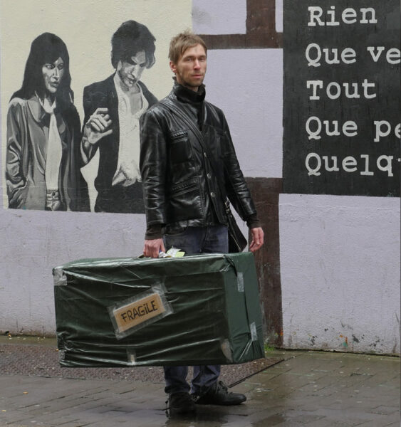 Kirjanik loeb. Anti Saar